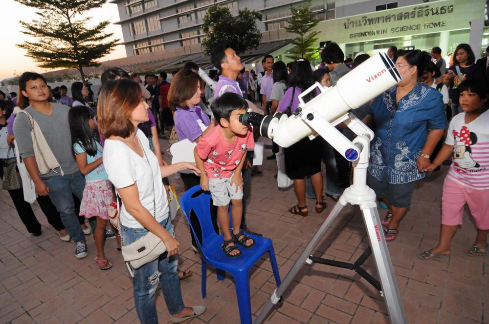 ชาวโคราชแห่ดูจันทรุปราคา ที่หอดูดาวเฉลิมพระเกียรติฯ มทส.