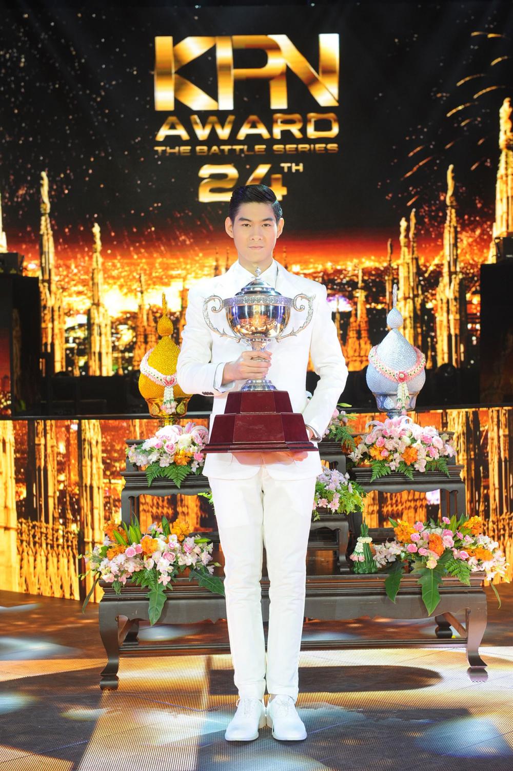 รางวัลแห่งความภาคภูมิใจของครอบครัว หงส์ลดารมภ์