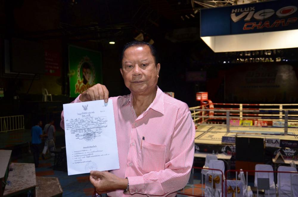 เจ้าของเวทีมวยรังสิต โชว์ใบอนุญาต หลังถูกตร.บุกเข้าจับกุมนักพนัน