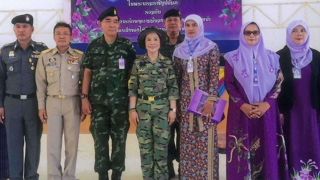ห่วงใย - ท่านผู้หญิงวิระยา ชวกุล มอบสิ่งของพร้อมเยี่ยมบำรุงขวัญให้แก่ผู้พิการ-ผู้ยากไร้และครอบครัวที่สูญเสียในเขตพื้นที่ จ.ยะลา-ปัตตานี-นราธิวาส โดยมี พล.ท.ปราการ ชลยุทธ และ กู้เกียรติ วงศ์กระพันธุ์ มาร่วมงานด้วย ที่ศูนย์ปฏิบัติการตำรวจจังหวัดชายแดนภาคใต้ จ.ยะลา วันก่อน.