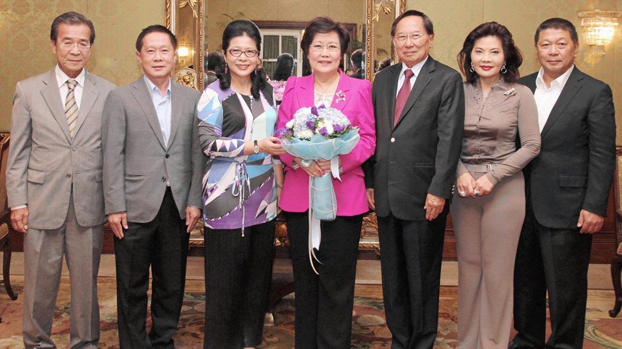 ได้เวลา - ชูชาติ เพ็ชรอำไพ จัดงานเลี้ยงให้แก่ กรรณิกา ชลิตอาภรณ์ ในโอกาสครบวาระ กก.ผจก.ใหญ่ ธนาคารไทยพาณิชย์ โดยมี คุณหญิงสุดารัตน์ เกยุราพันธุ์, กนกศักดิ์ ปิ่นแสง และ รพีพรรณ เหลืองอร่ามรัตน์ นักธุรกิจสาวอินเตอร์ มาร่วมงานด้วย ที่โรงแรมแมนดารินโอเรียนเต็ล วันก่อน.