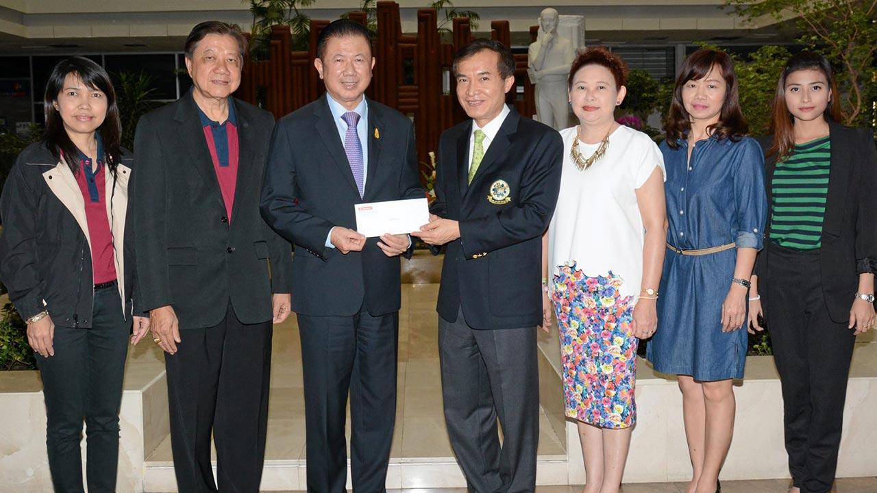 เพื่อการศึกษา - สนั่น อังอุบลกุล บอสใหญ่ศรีไทย ซุปเปอร์แวร์ มอบเงินจำนวน 100,000 บาท ให้แก่ สราวุธ วัชรพล เพื่อสมทบทุนมูลนิธิไทยรัฐ โดยมี ประยูร ขจิตต์, อรศิริ คงณศิริ,พรพรรณ โลหาชีวะ และ ธิดาวรรณ กุลหะสิต มาร่วมในพิธีด้วย ที่สำนักงาน นสพ.ไทยรัฐ วันก่อน.