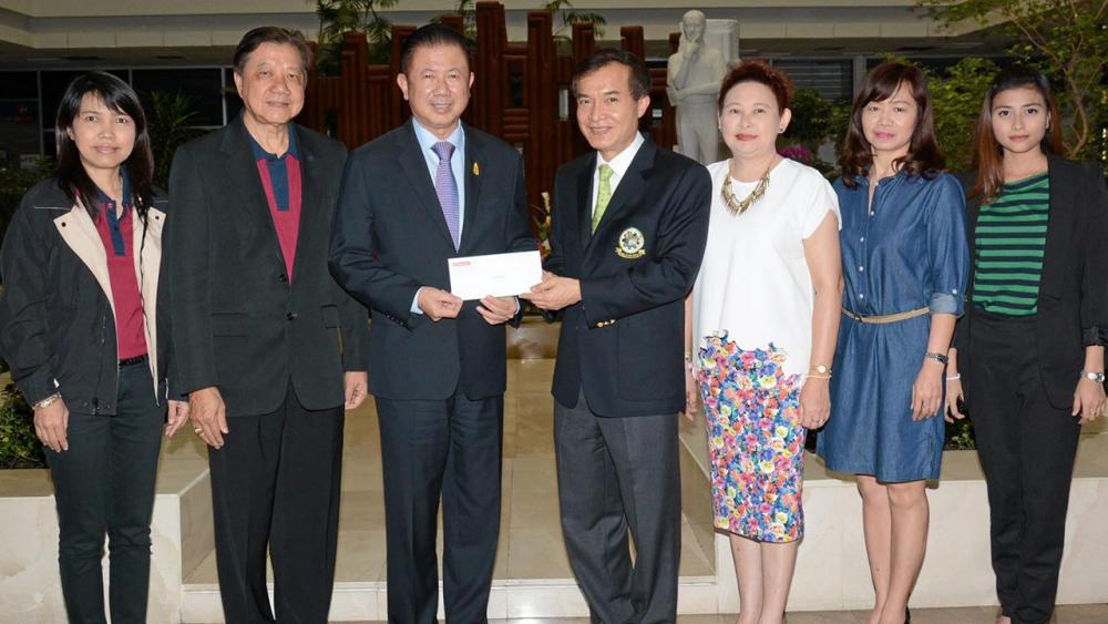 เพื่อการศึกษา - สนั่น อังอุบลกุล บอสใหญ่ศรีไทย ซุปเปอร์แวร์ มอบเงินจำนวน 100,000 บาท ให้แก่ สราวุธ วัชรพล เพื่อสมทบทุนมูลนิธิไทยรัฐ โดยมี ประยูร ขจิตต์, อรศิริ คงณศิริ,พรพรรณ โลหาชีวะ และ ธิดาวรรณ กุลหะสิต มาร่วมในพิธีด้วย ที่สำนักงาน นสพ.ไทยรัฐ วันก่อน.