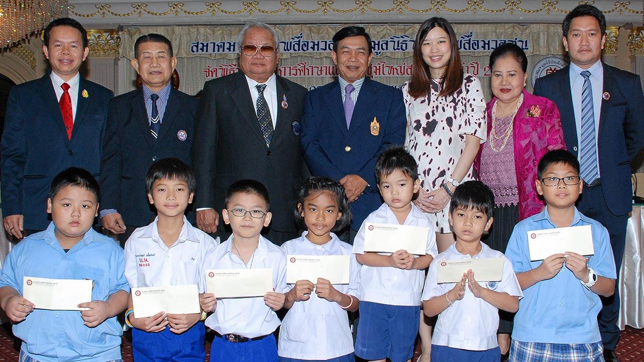 มอบทุน - ดร.ปราจิน เอี่ยมลำเนา เป็นประธาน มอบทุนการศึกษาประจำปี 2558 ให้แก่บุตร-ธิดาของสมาคมช่างภาพสื่อมวลชน โดยมี อลงกรณ์ พลบุตร, อุษณา มหากิจศิริ, นิคม บุญวิเศษ, สุรชัย วิเศษโสภา และ ผ่องพรรณ คงพูลเพิ่ม มาร่วมในพิธีด้วย ที่โรงแรมเอเชีย วันก่อน.