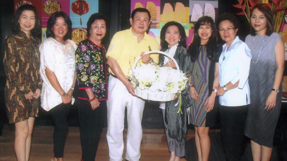 เบิร์ธเดย์ - นพ.มารุต มัสยวาณิช จัดงานเลี้ยงฉลองวันเกิดให้แก่ สุพัตรา จิราธิวัฒน์ โดยมี พญ.อภิรมย์ เวชภูติ, กมลทิพย์ เมธีธนวิจิตร์, วิลาวัลย์ ธรรมชาติ, ม.ล.ศศิพร รัชนี และ ทิพย์วรรณ วีระภุชงค์ มาร่วมอวยพรด้วยความชื่นมื่น ที่โรงแรมเซ็นทาราแกรนด์ ลาดพร้าว วันก่อน.