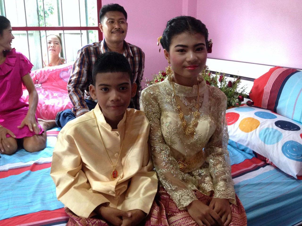 ฝาแฝดพี่น้อง ด.ช.กันตวัฒน์ ใจห้าว- ด.ญ.กัลยพัชร ใจห้าว แต่งตามความเชื่อเพื่อให้มีอายุยืนยาว