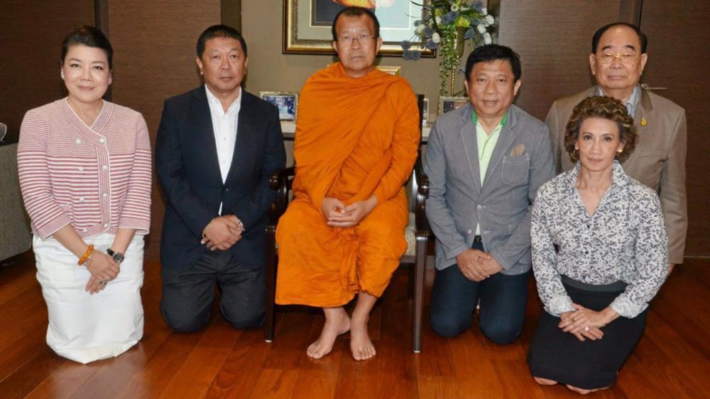 ได้บุญมาก เอมอร ศรีวัฒนประภา จัดถวายเงินให้ พระเทพโพธิวิเทศ เจ้าอาวาสวัดไทยพุทธคยา เพื่อจัดสร้างพระมหาเจดีย์วัดสุวรรณภูมิพุทธชยันตี โดยมี ธวัชชัย ทวีศรี, กนกศักดิ์ ปิ่นแสง,เอนก จงเสถียร และ แสงทิพย์ ยิ้มละมัย มาร่วมถวายด้วย ที่คิงเพาเวอร์ ซอยรางนํ้า วันก่อน.