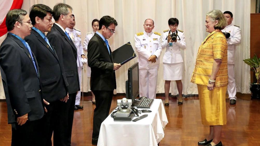 สมเด็จพระเทพรัตนราชสุดาฯ สยามบรมราชกุมารี เสด็จพระราชดำเนินให้ คณะครูใหญ่โรงเรียนตำรวจตระเวนชายแดนและผู้รับผิดชอบโครงการตามพระราชดำริในโรงเรียนตำรวจตระเวนชายแดน เข้าเฝ้าฯในโอกาสกองบัญชาการตำรวจตระเวนชายแดนจัดให้มีการสัมมนาครูใหญ่ ร.ร.ตำรวจตระเวนชายแดน ณ สวนอัมพร เมื่อวันที่ 30 เมษายน.