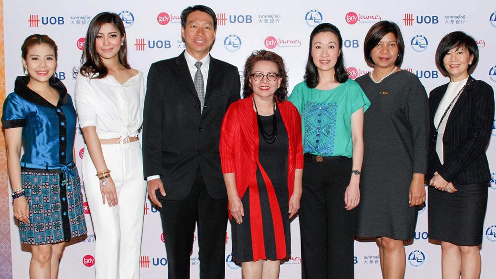 รู้จักวิถีไทย ภัทรพร สิทธิวนิช และ ยุทธชัย เตยะราชกุล เปิดโครงการ “Lady Journey : A Touch of Thainess” ชวนผู้หญิงเรียนรู้ภูมิปัญญาไทย สู่วิถีไทย โดยมี จิระวดี คุณทรัพย์, บุษบา วิโรจน์โภคา และ กนกพรรณ เหตระกูล มาร่วมงานด้วย ที่ รร.อีสติน แกรนด์ วันก่อน.