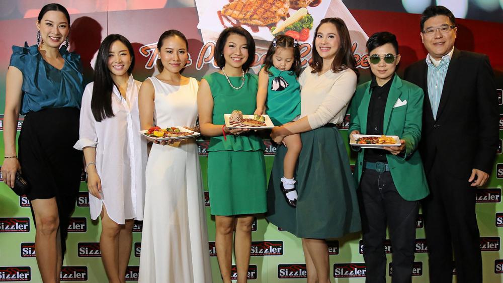 หม่ำเพลิน นงชนก สถานานนท์ เปิดตัวภาพยนตร์โฆษณา “ซิซซ์เล่อร์” พร้อมแนะนำเมนูใหม่ “ทรีโอ เปปเปอร์ ชิกเก้น” สเต๊กไก่เนื้อนุ่ม โดยมี อรรถวดี จิรมณีกุล, นุชนาถ ระวี แสงสูรย์ และ คัทลียา กระจ่างเนตร์ มาร่วมงานด้วย ที่ร้านซิซซ์เล่อร์ สยามเซ็นเตอร์ วันก่อน.
