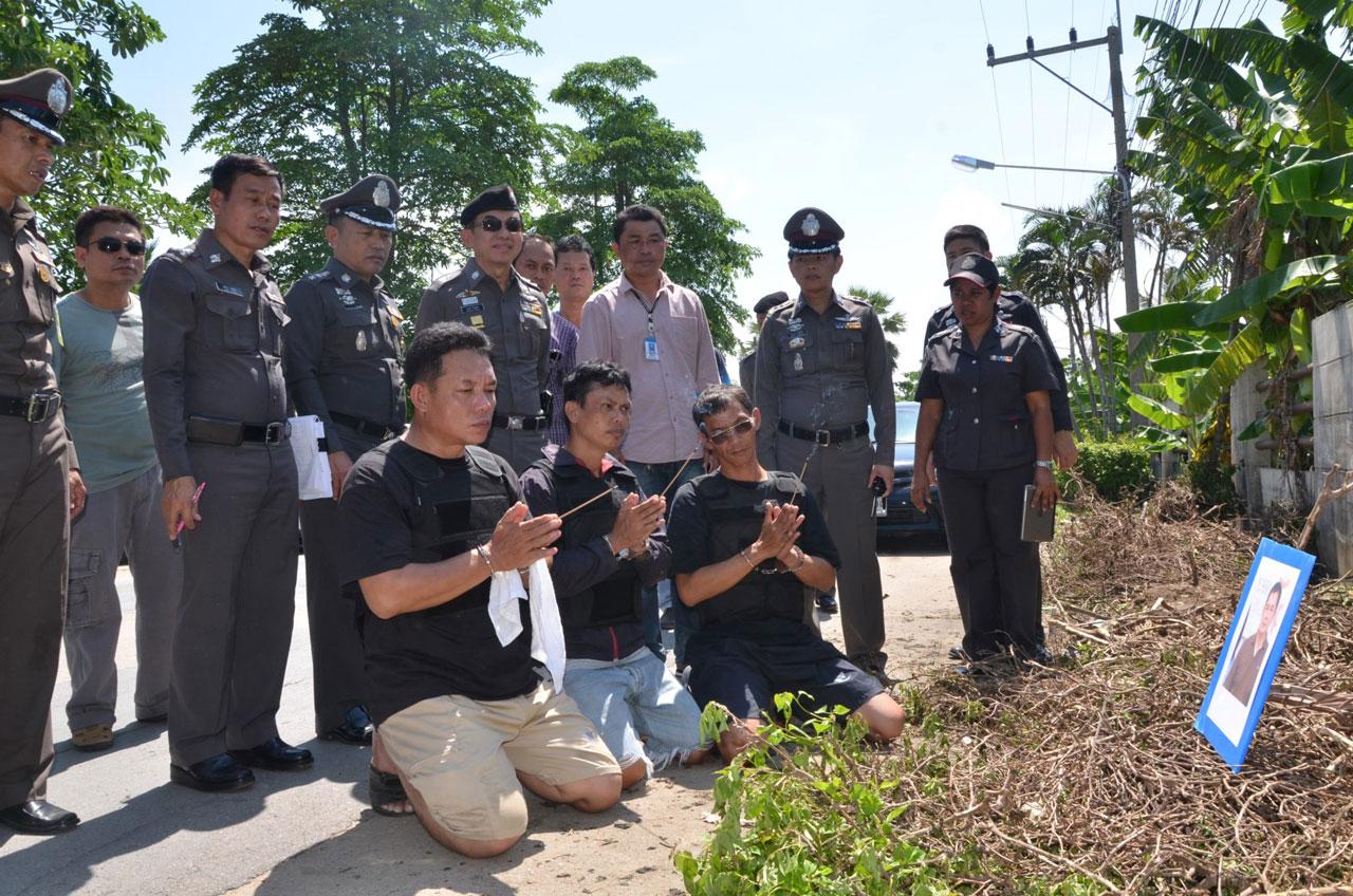 ตำรวจนำผุ้ต้องหา จุดธุูปไหว้ขอขมา นายวิรัตน์ ตติยานุพันธ์วงศ์ ผู้ตายในจุดที่สังหาร
