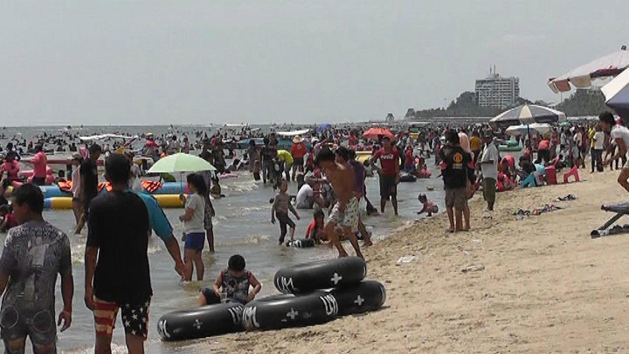 ชายหาดบางแสนแน่นขนัดไปด้วยนักท่องเที่ยวที่มาเล่นน้ำ