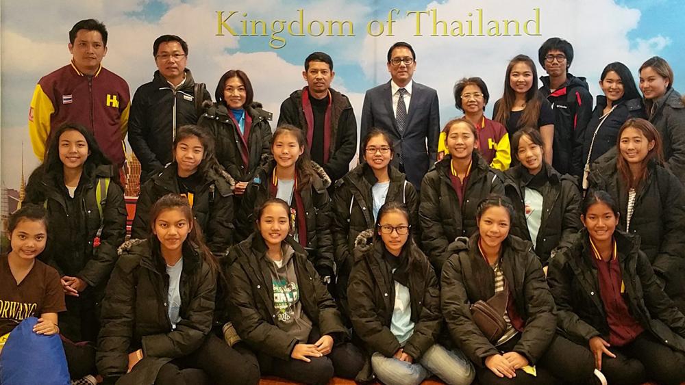 ต้อนรับอบอุ่น ทรงพล สุขจันทร์ กสญ.ณ นครชิคาโก สหรัฐฯ ให้การต้อนรับคณะนักเรียนโรงเรียนหอวัง กทม.31 คน ในโอกาสไปแข่งขัน “2015 WGI Color Guard World Championships” ที่รัฐโอไอโอ เมื่อวันก่อน.