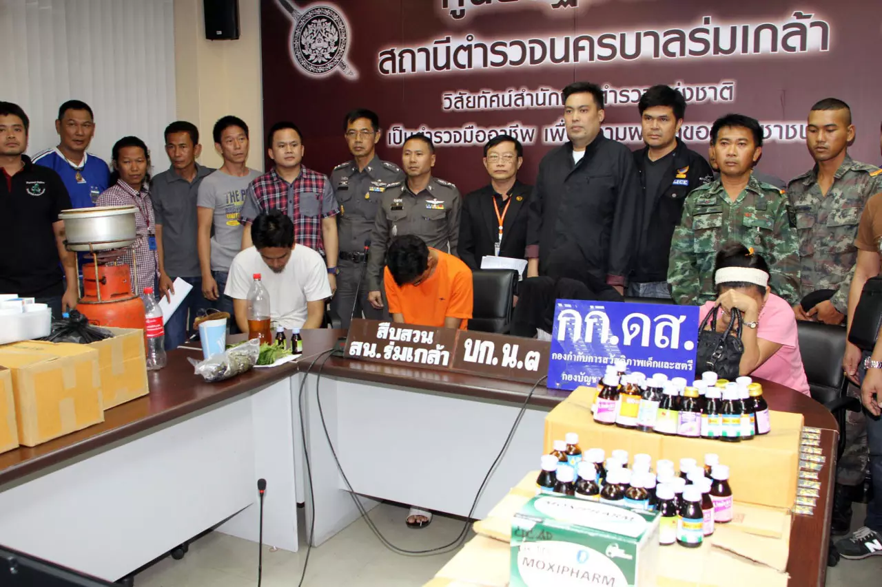 บุกจับ! ร้านขายยาต้องห้าม วัยรุ่นนิยมผสมเป็นยาเสพติดย่านร่มเกล้า