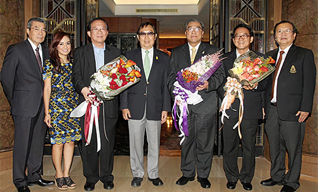 ปลื้ม สุทธิเกียรติ จิราธิวัฒน์ จัดงานเลี้ยงแสดงความยินดีให้แก่ วิรัช ชินวินิจกุล ที่ได้เป็นนายกสภามหาวิทยาลัยรามคำแหง, ผศ.วุฒิศักดิ์ ลาภเจริญทรัพย์ ได้เป็น สนช. และ วีระพล จิรประดิษฐกุล ได้เป็นกรรมการกำกับกิจการพลังงาน ที่โรงแรมเซ็นทาราแกรนด์ ลาดพร้าว วันก่อน.