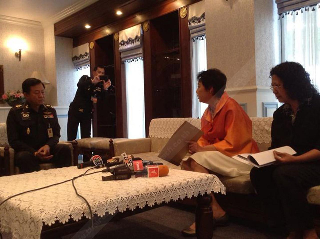 เลขานุการ กองทัพบก มารับหนังสือของ ประธานสภาวิชาชีพกิจการการแพร่ภาพและการกระจายเสียง (ประเทศไทย)