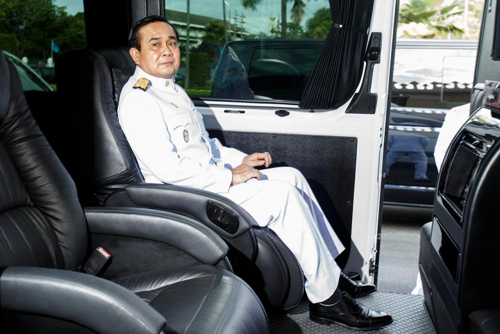 พล.อ.ประยุทธ์ขึ้นรถไป รพ.ศิริราช เข้าเฝ้าฯถวายสัตย์ปฏิญาณตน
