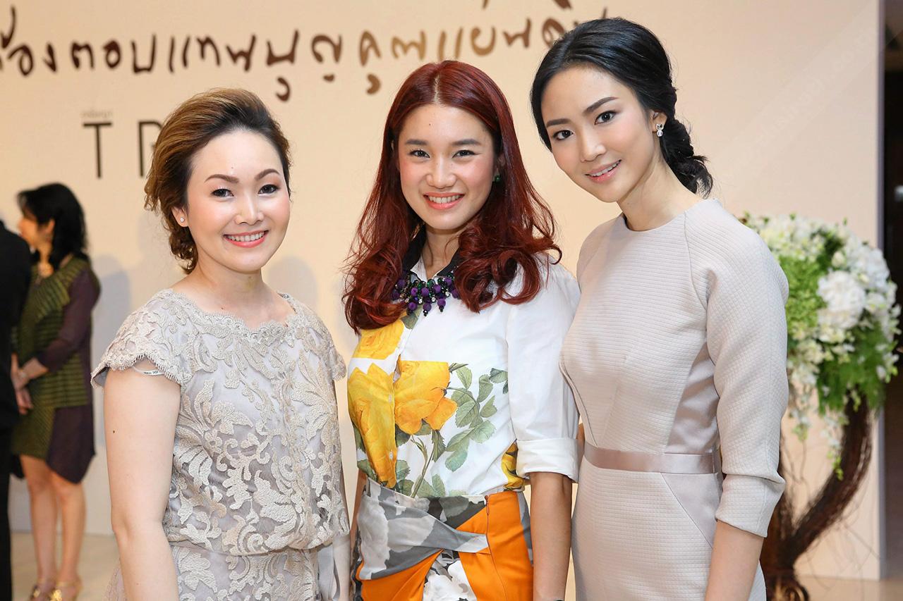 พญ.ลักขณา ถาวโรจน์ และกุศลิน ลัญจกรกุล ผู้บริหารตรัยญา ต้อนรับ กรกนก ยงสกุล (กลาง) แขกประจำของตรัยญา.