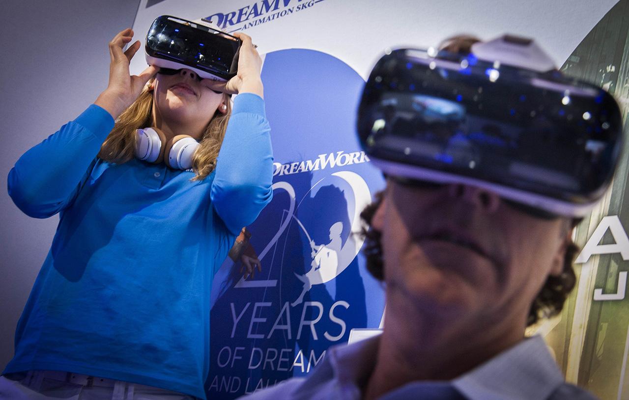 ผู้ร่วมงานทดลองใช้ Galaxy Gear VR
