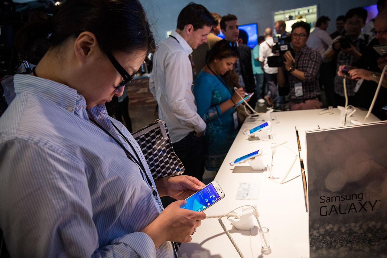 ผู้ร่วมงาน Samsung Unpacked ทดลองใช้ Galaxy Note Edge