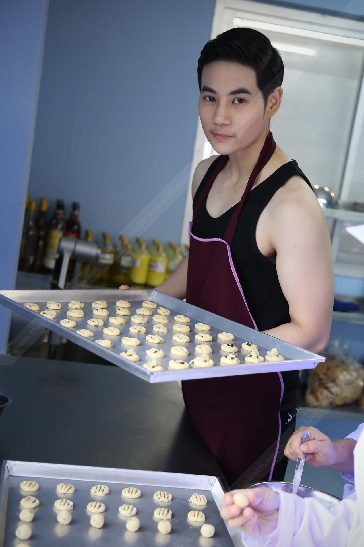 ส้มทำขนมเป็นค่ะ
