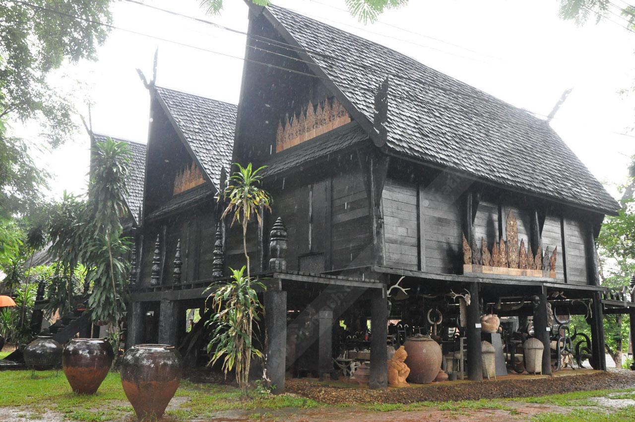 หนึ่งในอาคารของพิพิธภัณฑ์‘บ้านดำ’