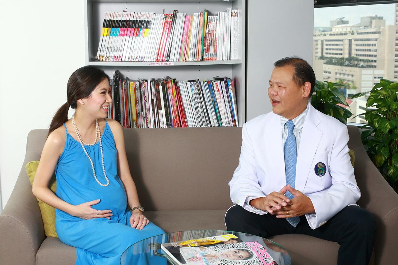 ขณะ นพ.ดิฐกานต์ กำลังให้ความรู้คุณแม่เซเลบ