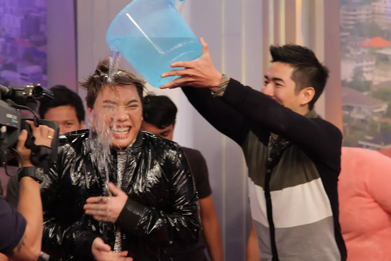 รวม 'คนดัง' รับคำท้า ส่งต่อบุญ...'Ice Bucket Challenge' (ชมคลิป) 