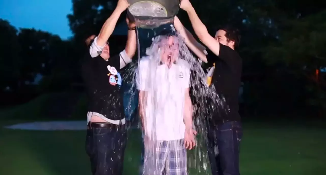 รวม 'คนดัง' รับคำท้า ส่งต่อบุญ...'Ice Bucket Challenge' (ชมคลิป) 