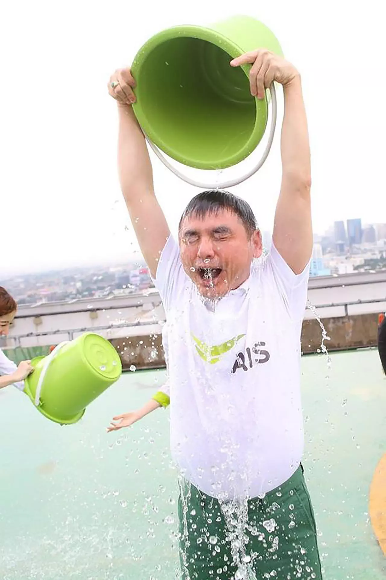 รวม 'คนดัง' รับคำท้า ส่งต่อบุญ...'Ice Bucket Challenge' (ชมคลิป) 