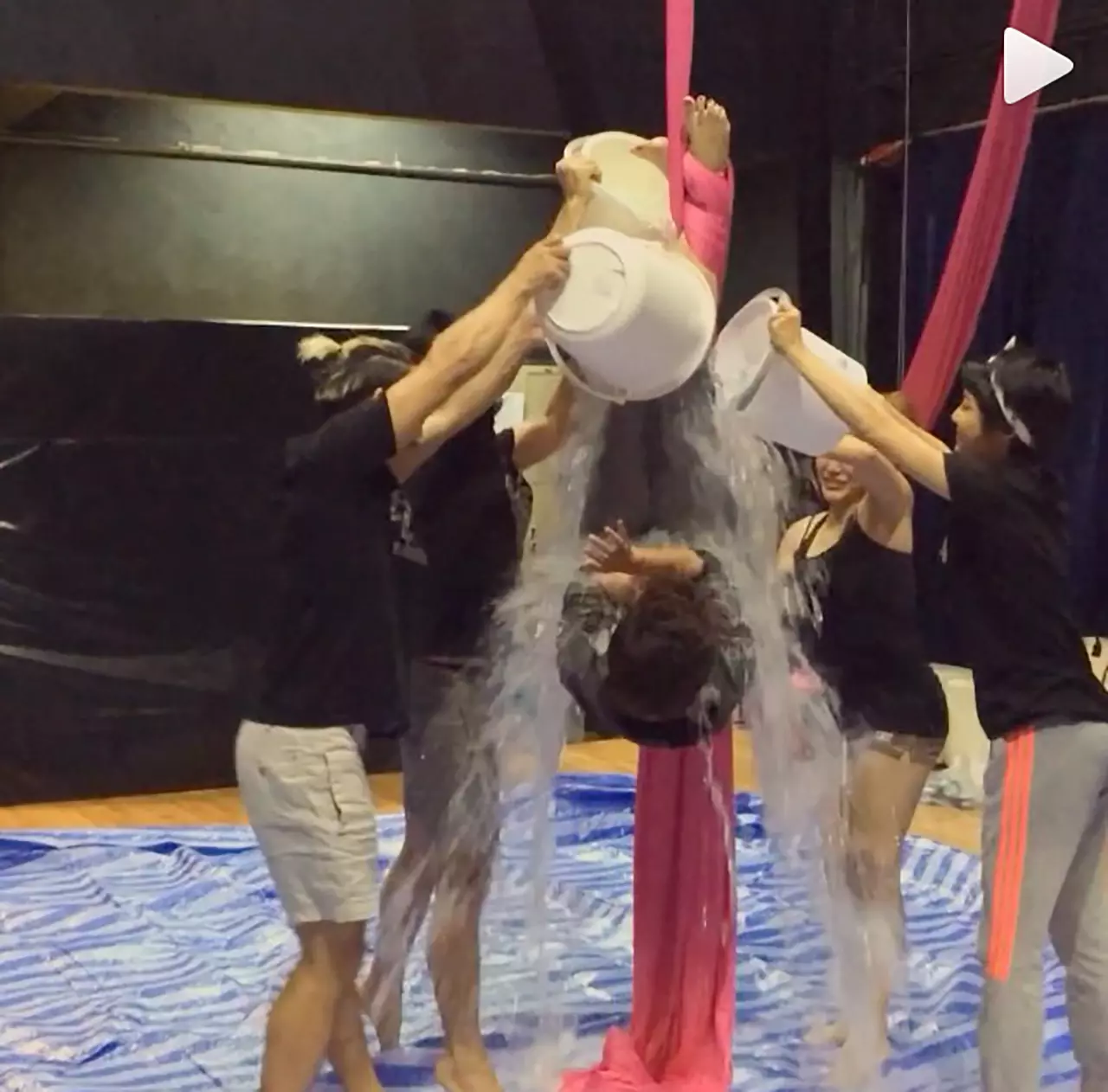 รวม 'คนดัง' รับคำท้า ส่งต่อบุญ...'Ice Bucket Challenge' (ชมคลิป) 