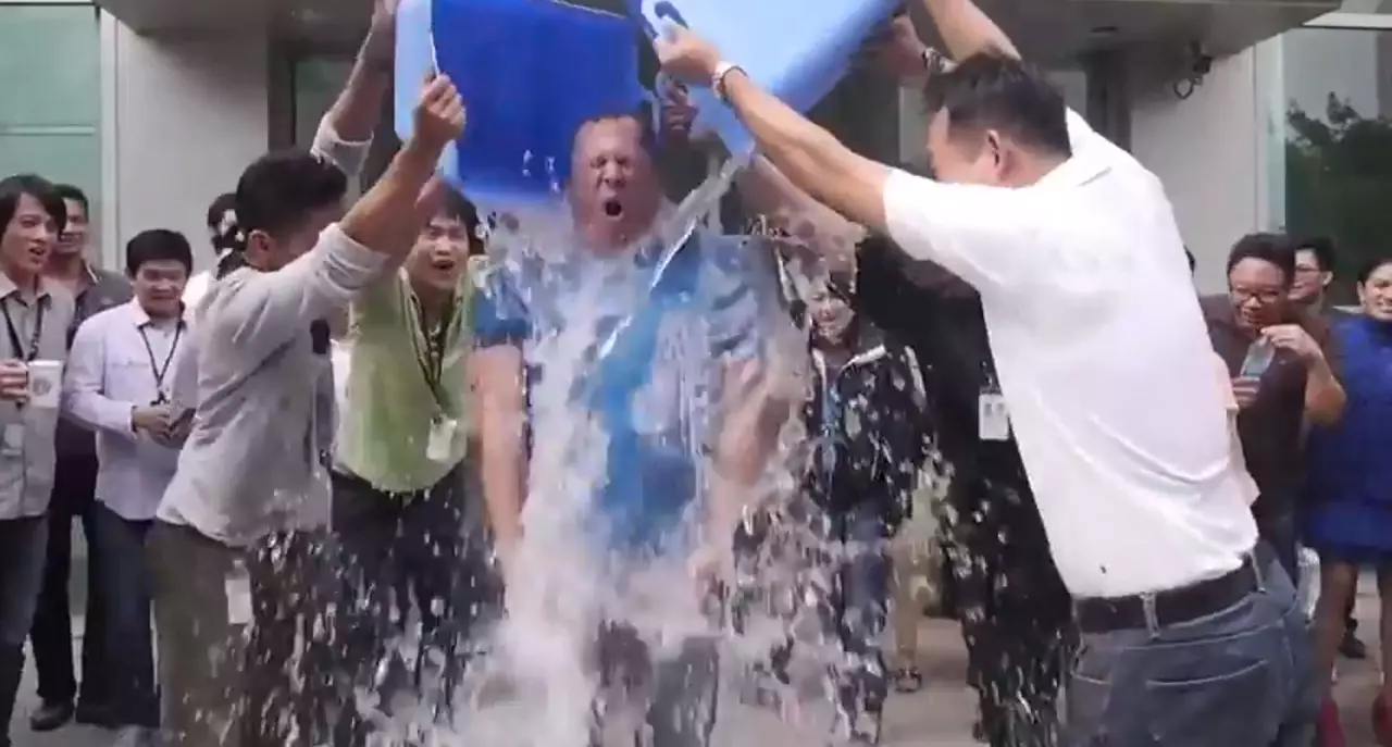 รวม 'คนดัง' รับคำท้า ส่งต่อบุญ...'Ice Bucket Challenge' (ชมคลิป) 