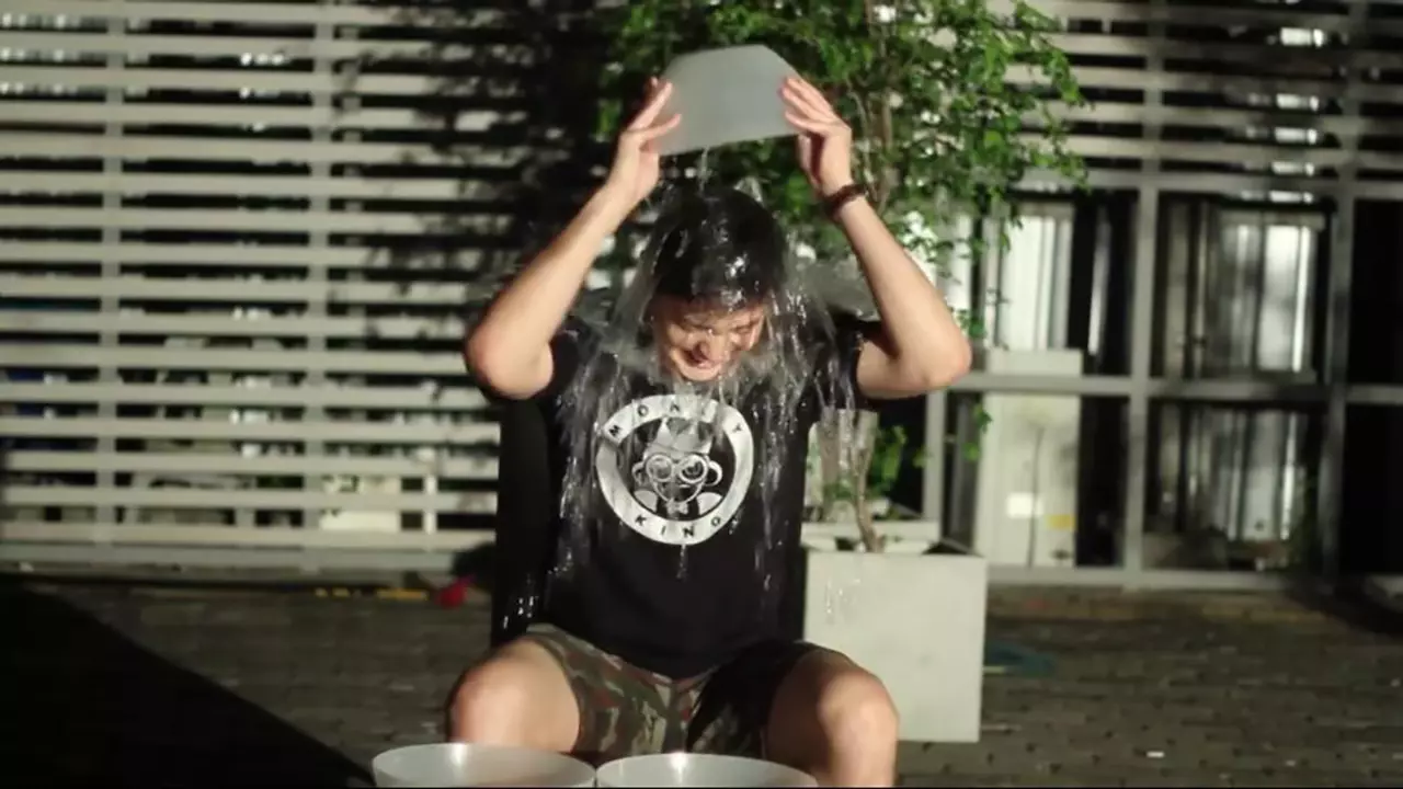 รวม 'คนดัง' รับคำท้า ส่งต่อบุญ...'Ice Bucket Challenge' (ชมคลิป) 