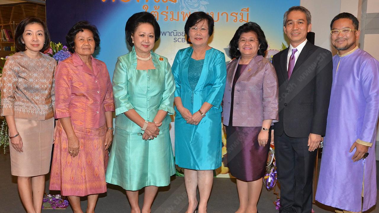เชิญชม ท่านผู้หญิงภรณี มหานนท์ เปิดนิทรรศการ “ดอกไม้ใต้ร่มพระบารมี” เพื่อเฉลิมพระเกียรติ สมเด็จพระนางเจ้าสิริกิติ์ พระบรมราชินีนาถ จัดถึง 12 ก.ย. โดยมี กรรณิกา ชลิตอาภรณ์ และ ปิยวรา ทีขะระ เนตรน้อย มาร่วมงานด้วย ที่พิพิธภัณฑ์ธนาคารไทยพาณิชย์ วันก่อน.
