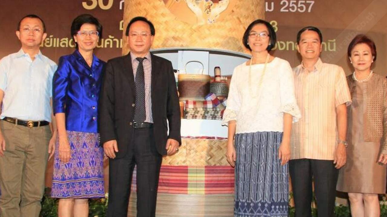 โอทอปจ้า ชุติมา บุณยประภัศร ปลัดกระทรวงพาณิชย์ เปิดงาน “มหกรรมผลิตภัณฑ์ชุมชน คืนความ สุขสู่ประชาชน” จัดถึง 4 ส.ค. โดยมี บุญยฤทธิ์ กัลยาณมิตร, มาลี โชคล้ำเลิศ, วิจิตร หยาง และ ผ่องพรรณ เจียรวิริยะพันธ์ มาร่วมงานด้วย ที่อาคารชาเลนเจอร์ 3 อิมแพค เมืองทองธานี วันก่อน.