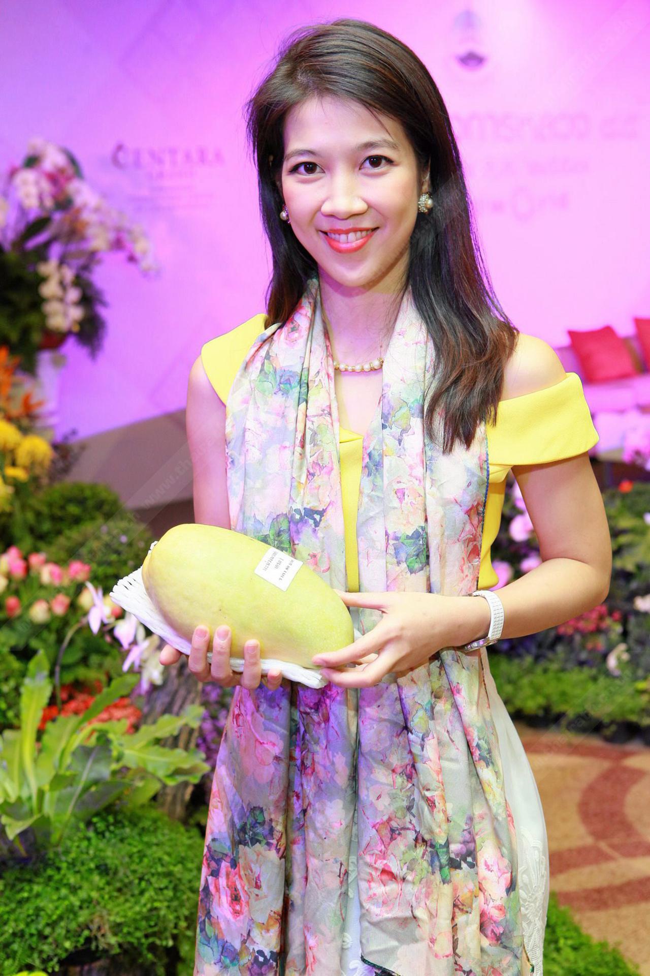 ม.ล.สมรดา ชุมพล โชว์มะม่วงนวลคำ ลูกโต.