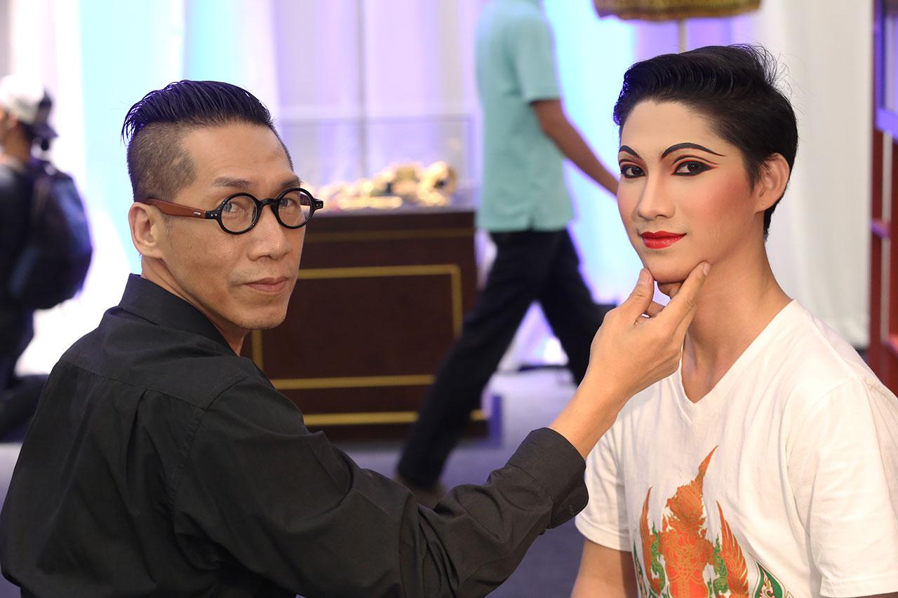 การแต่งหน้าโขนละคร