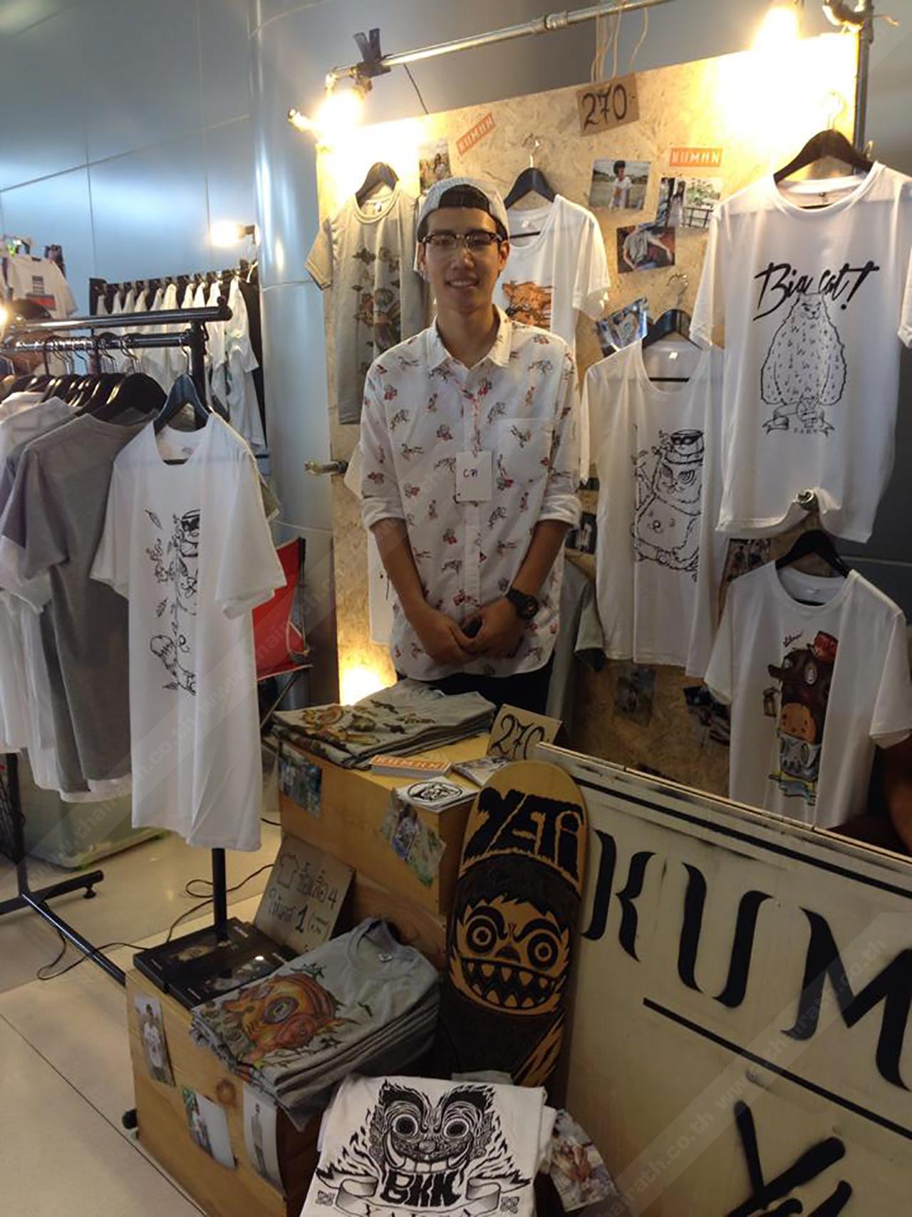 พ่อค้ากับเสื้อยืดลายต่างๆ