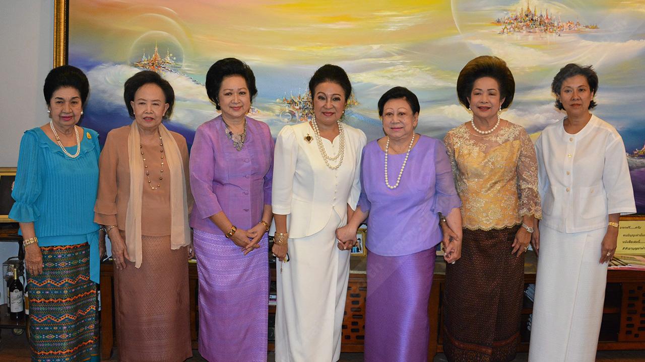สิริมงคล ท่านผู้หญิงภรณี มหานนท์ เป็นประธานในพิธีเปิด เทวาลัยสถานท่านท้าวมหาพรหม เพื่อความเป็นสิริมงคล โดยมี ลลิสา จงบารมี, คุณหญิงแสงเดือน ณ นคร และ สมทรง พันธุ์เจริญ วรกุล มาร่วมในพิธีด้วย ที่ สนง.มูลนิธิธารศิลป์รักษ์จิตรกร อ.ท่าเรือ จ.พระนครศรีอยุธยา วันก่อน.