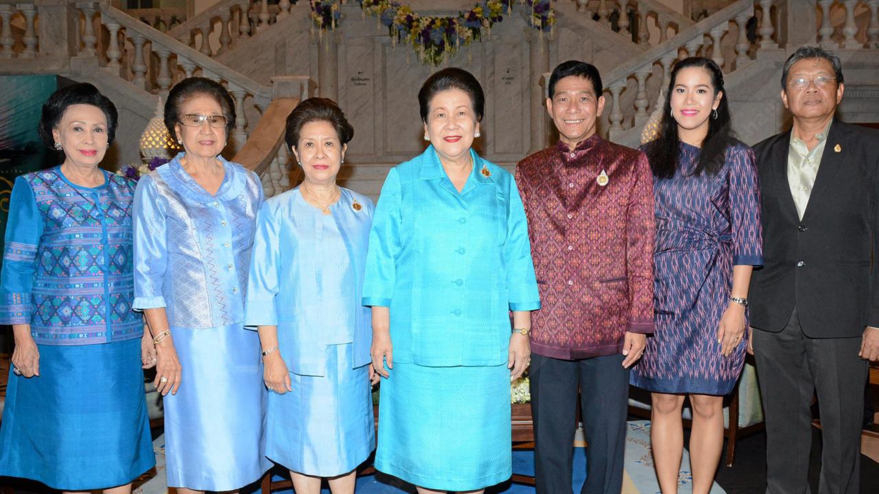 อย่าพลาด ท่านผู้หญิงจรุงจิตต์ ทีขะระ, ดร.จรัลธาดา กรรณสูต และ ปิยวรา ทีขะระ แถลงข่าวการจัดกิจกรรมเฉลิมพระเกียรติในวโรกาสมหามงคลเฉลิมพระชนมพรรษา 82 พรรษา โดยมี ท่านผู้หญิงนราวดี ชัยเฉนียน มาร่วมงานด้วย ที่พิพิธภัณฑ์ผ้า หอรัษฎากรพิพัฒน์ วันก่อน.