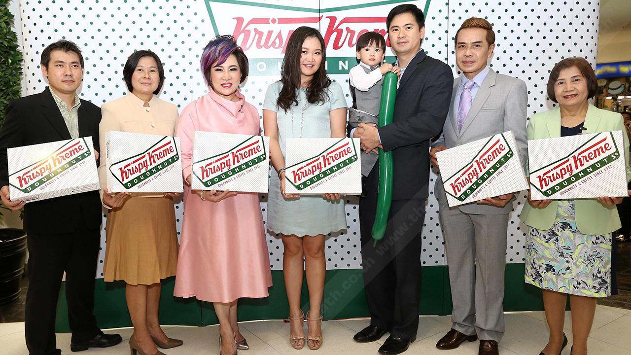 รวยอีก ดร.อุษณีย์ มหากิจศิริ ลีโอณีโอ เปิด “คริสปี้ ครีม” สาขาที่ 13 ร้านโดนัทแสนอร่อยใหม่จากเตา โดยมี ม.ร.ว.โสรัจจ์ วิสุทธิ, ลอภ์เรนฆ์ ลีโอณีโอ, พงษ์ศักดิ์ โอฬารสุวรรณชัย, นวลศรี มีไตรรัตน์ และ อุบลรัตน์ ช่อธีระพฤกษ์ มาร่วมงานด้วย ที่เดอะมอลล์ บางแค วันก่อน.