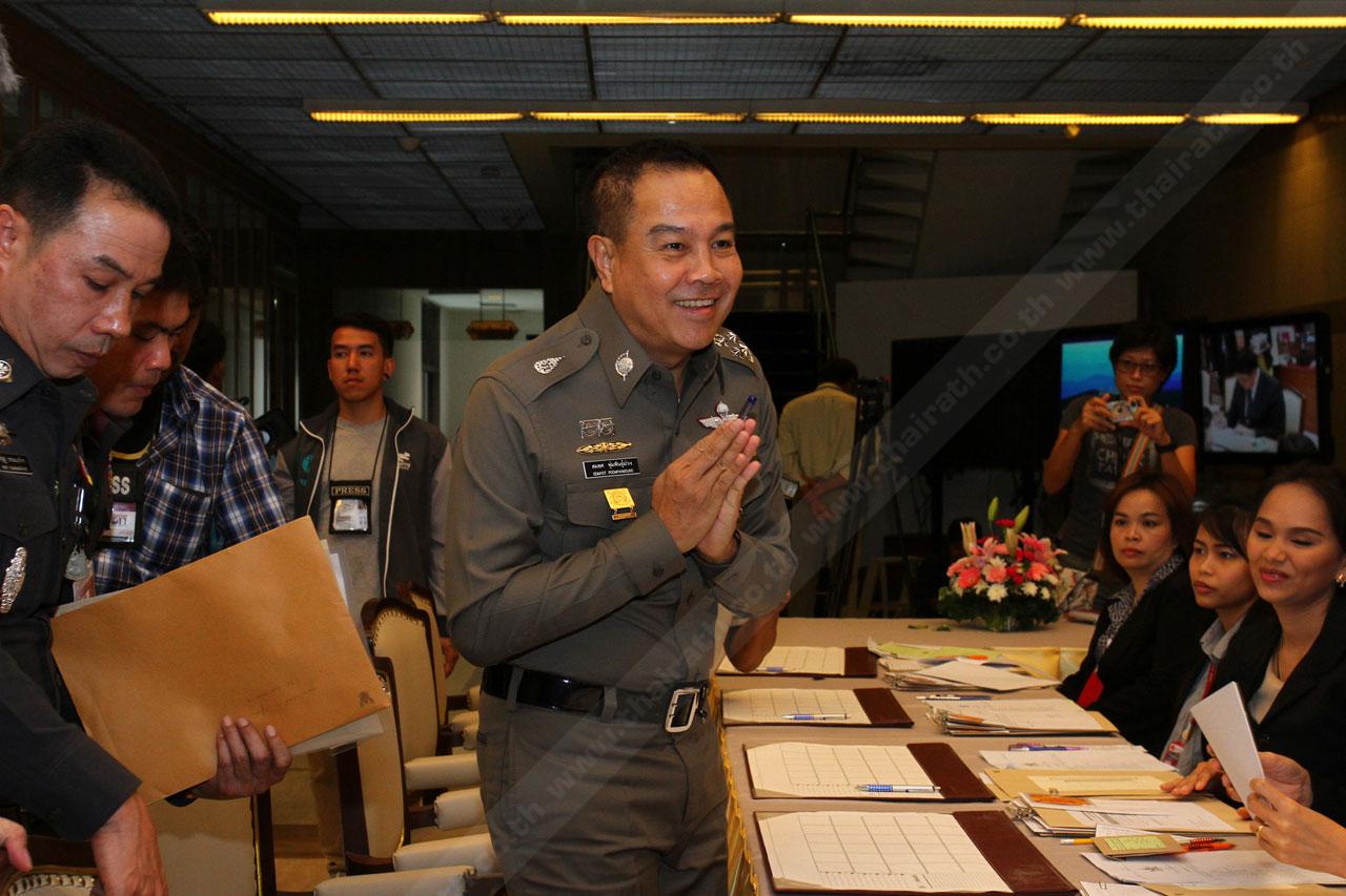 สมาชิกสนช.ยกมือไหว้ทักทายสื่อมวลชน