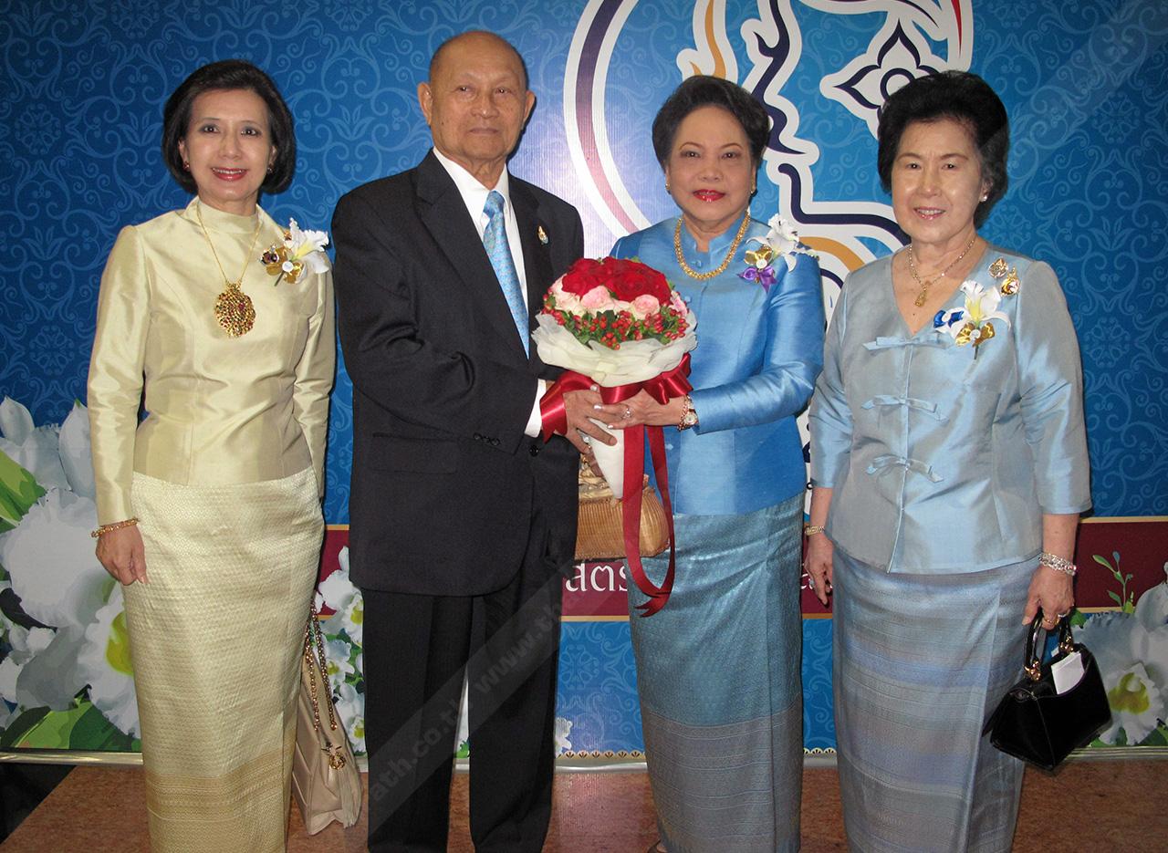 ท่านผู้หญิงวิวรรณ วรวรรณ เศรษฐบุตร รับดอกไม้ยินดี ช่องามจากสามี “จิตริก เศรษฐบุตร” โดยมีสองรุ่นน้อง ศรีชนก วัฒนศิริ และ ประพีร์ ปุ้ยพันธวงศ์ ร่วมรับ รางวัลสตรีไทยดีเด่นด้วย.