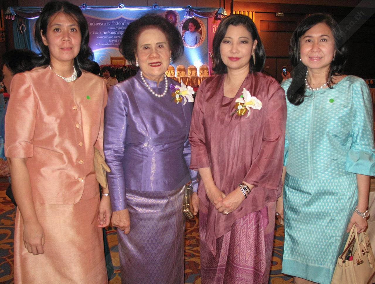 สองพี่น้อง ศุภวาณี พัฒน์พงศ์พานิช และสุพัชนา อัษฎาธร ชวนกันมายินดีกับคุณแม่ “ท่านผู้หญิงสุวรรณี” และ “ชฎาทิพ จูตระกูล”