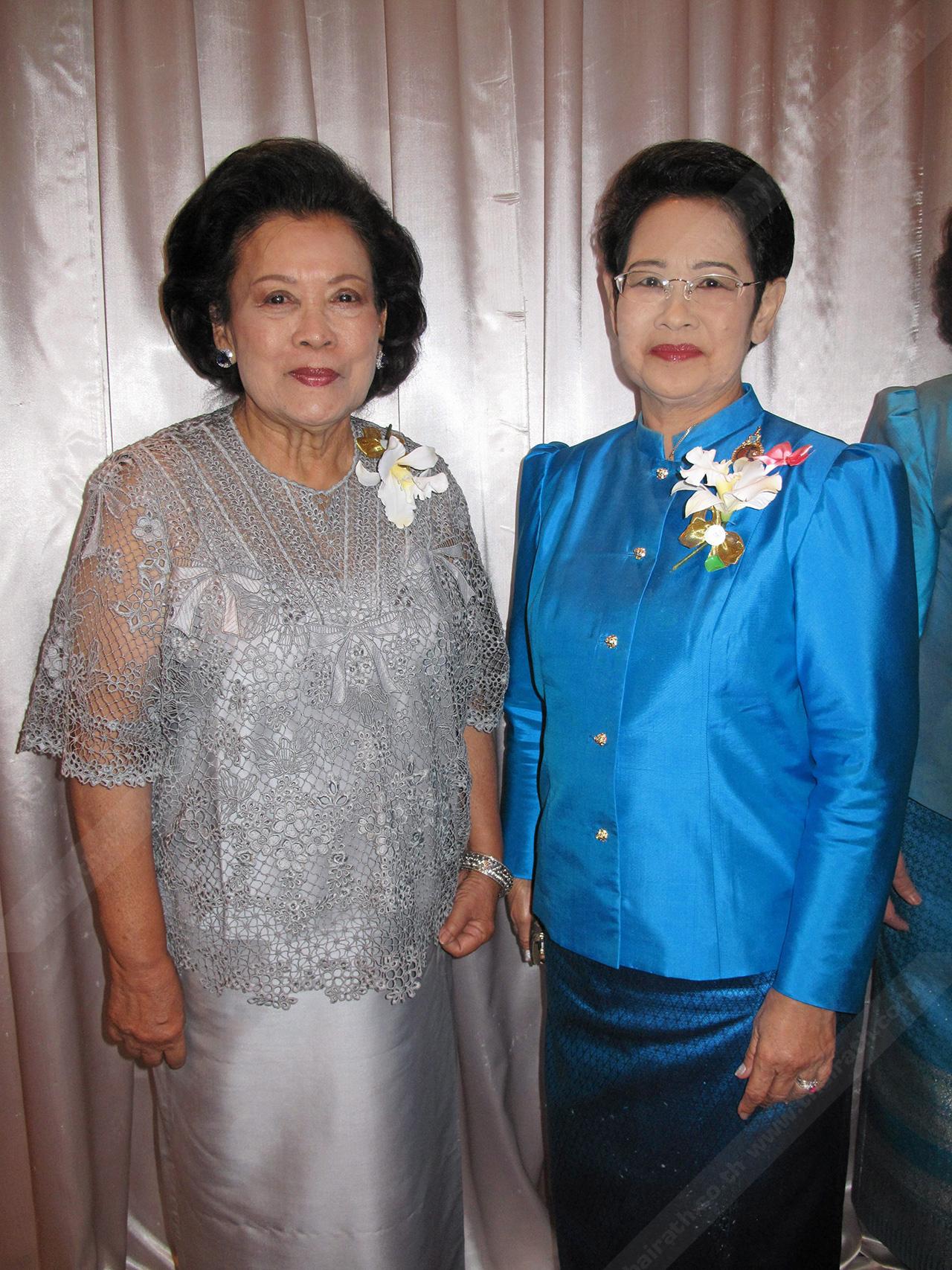 ถ่ายเถา สุจริตกุล และ ม.ร.ว.อรฉัตร ซองทอง.