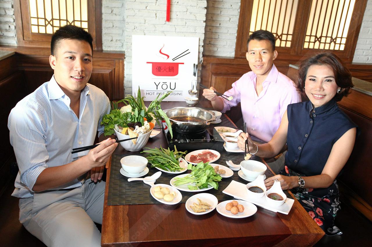 กฤษฎิ์–กวินทร์ เอี่ยมสกุลรัตน์ พาคุณแม่ศุภานวิต มาลองชิมเมนูอร่อยที่มีให้เลือกมากมายที่เดอะคริสตัล พีทีที ชัยพฤกษ์.