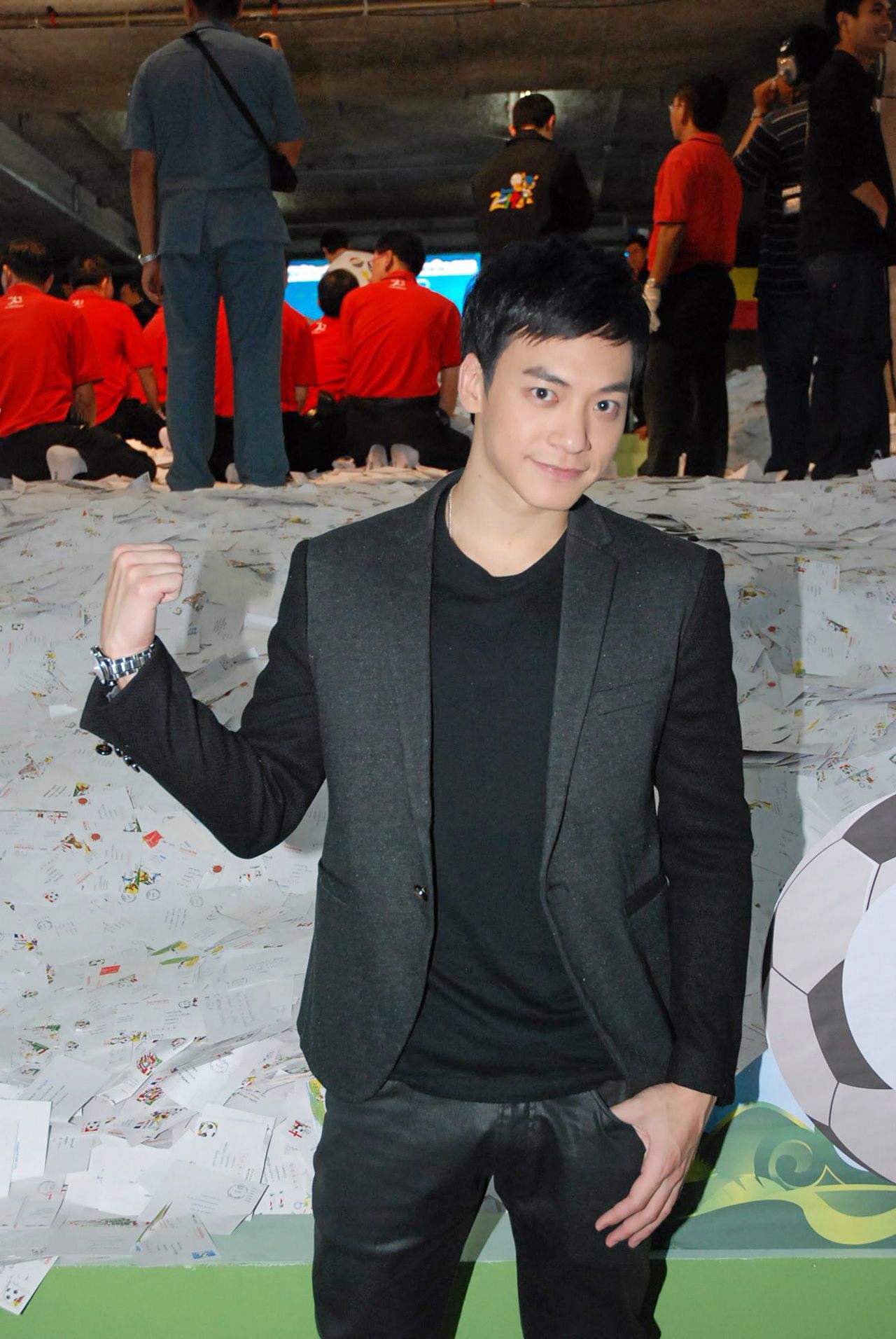 'หนุ่มบี้' หล่อทะลุกองไปรษณียบัตรซะจริงๆ