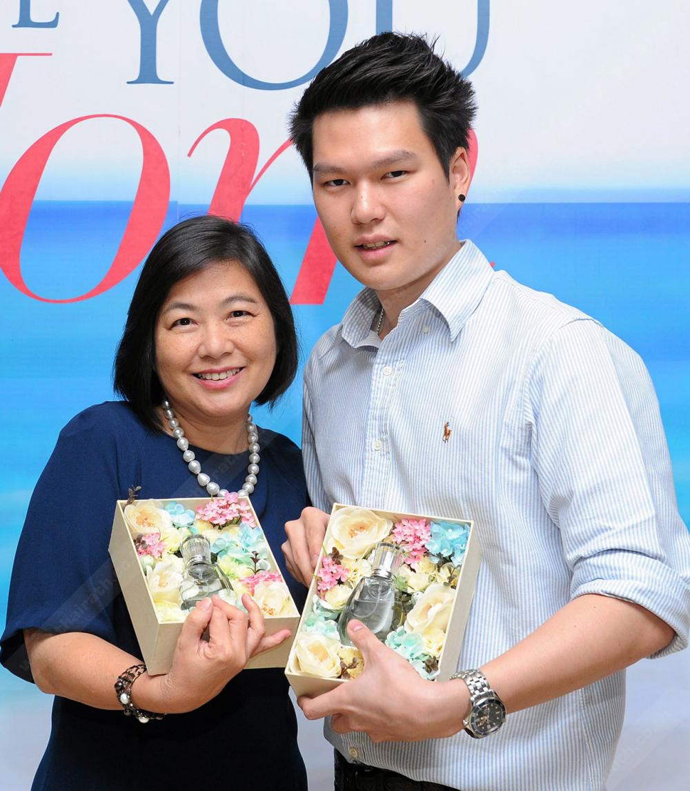คุณแม่วิภาวรรณ มหา- ดำรงค์กุล ปลื้มน้ำหอมฝีมือลูกชาย