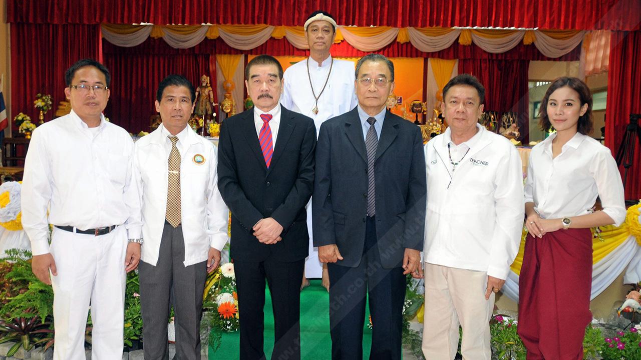 ไหว้ครู - ถิรชัย วุฒิธรรม เป็นประธานในพิธี ไหว้ครูนาฏศิลป์และดนตรีไทย ปี 2557 โดยมี อ.วีระชัย มีบ่อทรัพย์, มานิจ สุขสมจิตร, วิเชน โพชนุกูล, สุทธิชัย เดชสุวรรณนิธิ, สมบูรณ์ เสาวคนธ์ และ รัชตวรรณ โพชนุกูล มาร่วมในพิธีด้วย ที่โรงเรียนไทยรัฐวิทยา 75 เฉลิมพระเกียรติ วันก่อน.