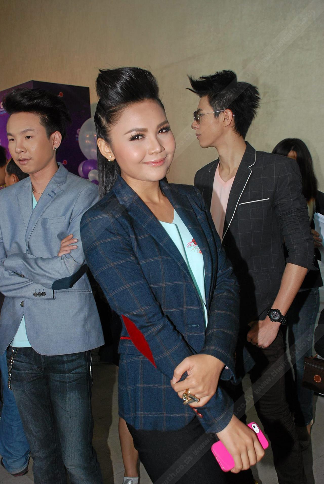ตั๊กแตน ชลดา ลูกทุ่งสาวชื่อดัง